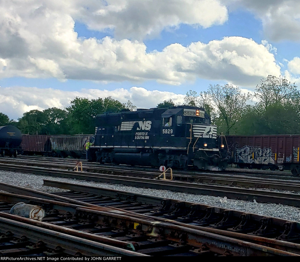 NS 5829 GP38-3 